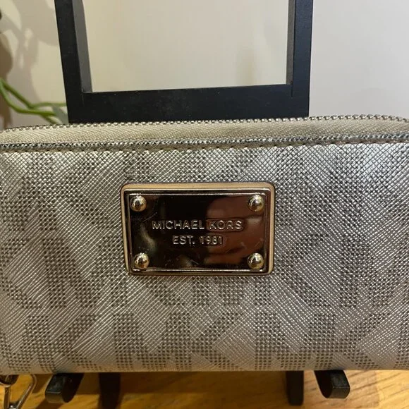 Michal Kors Silver MK LOGO wallet wristlet zipper Jet Set - Picture 2 of 9